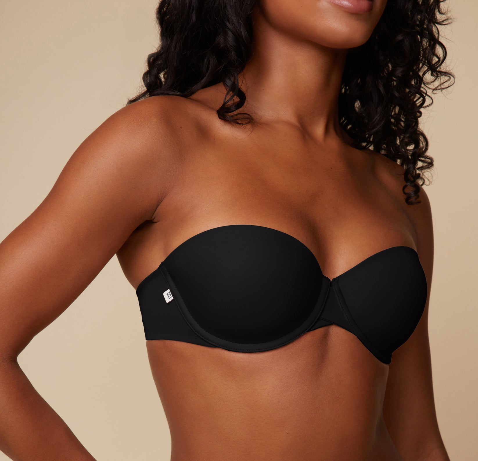 Close-up shot of Ally’s upper body in the Base Strapless Bra in Black, focusing on the smooth cups and supportive band.