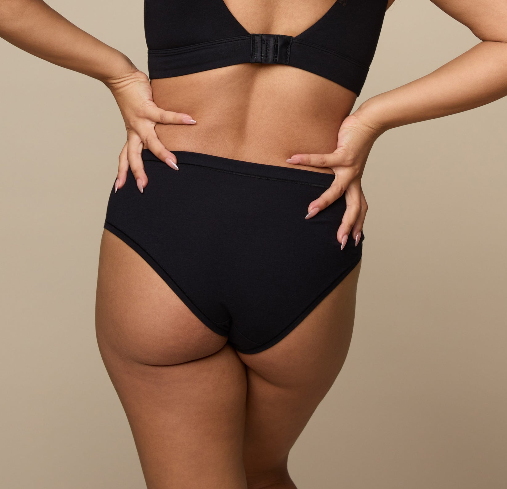 Back view of Jade wearing the Cloud Cotton Hiphugger underwear in the color Black. The high coverage and comfortable seams are emphasized.