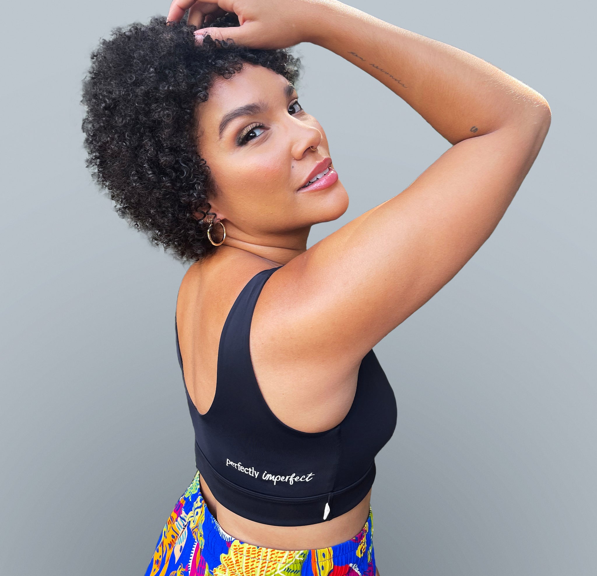 Com uma silhueta esbelta e cabelo preto sem sutiã (tamanho ) em biquini na praia