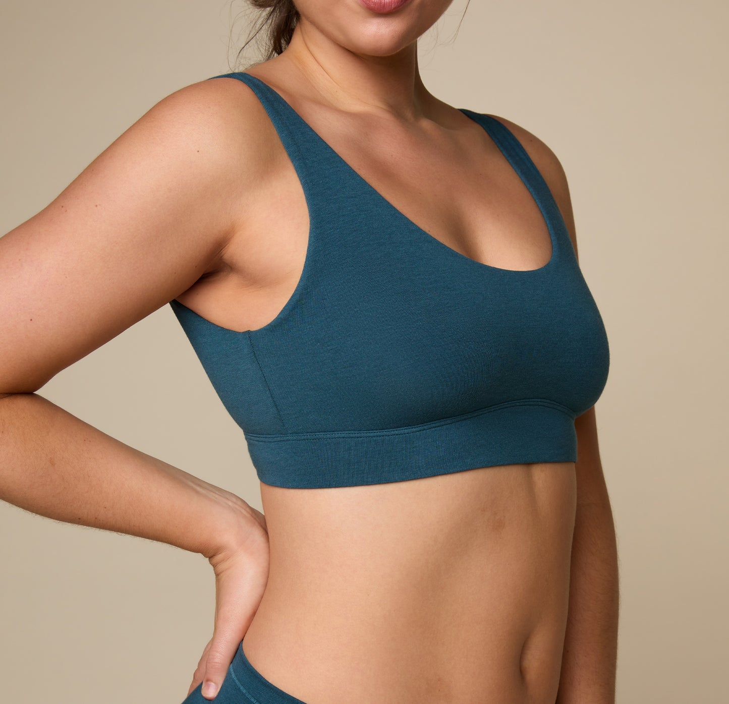 Woman wearing the Cloud Cotton Scoop in the color Indigo