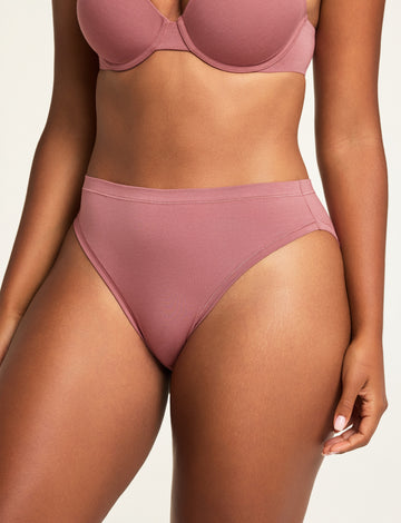 Front on-model shot of the Cloud Cotton French Cut Brief in Winter Rose paired with the Cloud Cotton T-Shirt Bra in Winter Rose. sizing: Amber wears size Large
