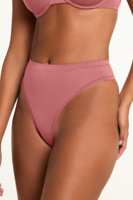 Back on-model view of the Cloud Cotton Highwaist Thong in Winter Rose paired with the Cloud Cotton T-Shirt Bra in Winter Rose.