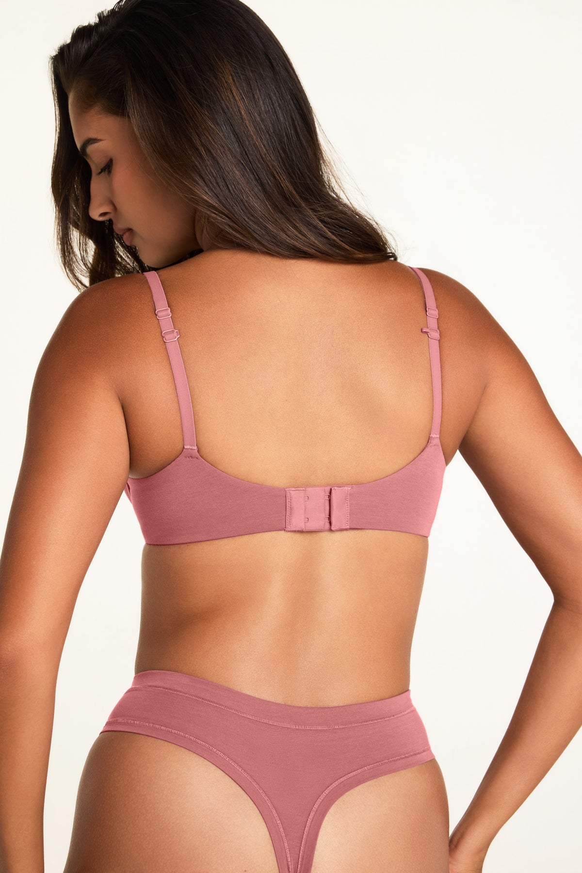 Back on-model view of the Cloud Cotton T-Shirt Bra in Winter Rose paired with the Cloud Cotton Highwaist Thong in Winter Rose.
