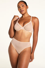 Close-up front view of the ComfortMesh™ Highwaist Brief in Pearl paired with the ComfortMesh™ Plunge Bra in Pearl.