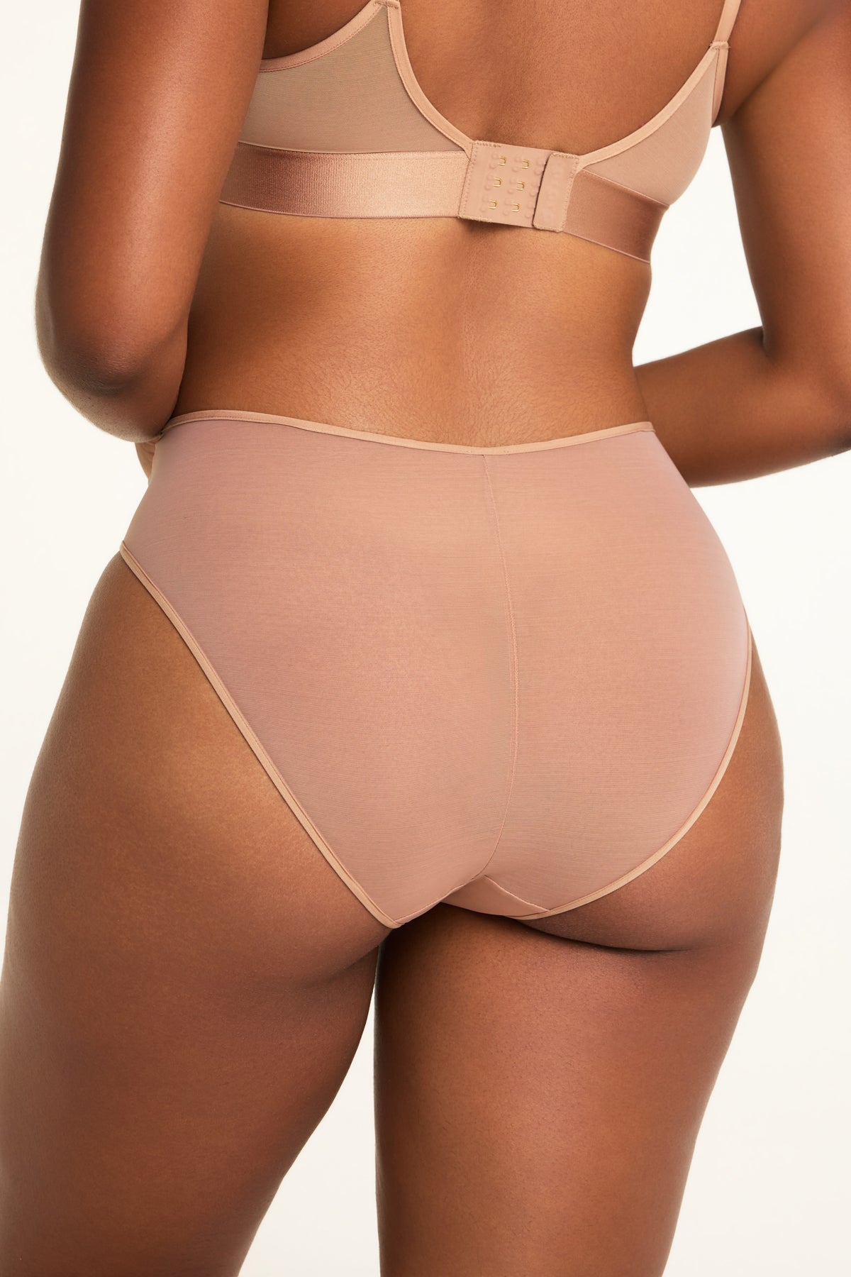 Close-up front view of the ComfortMesh™ Highwaist Brief in Taupe paired with the ComfortMesh™ Plunge Bra in Taupe.