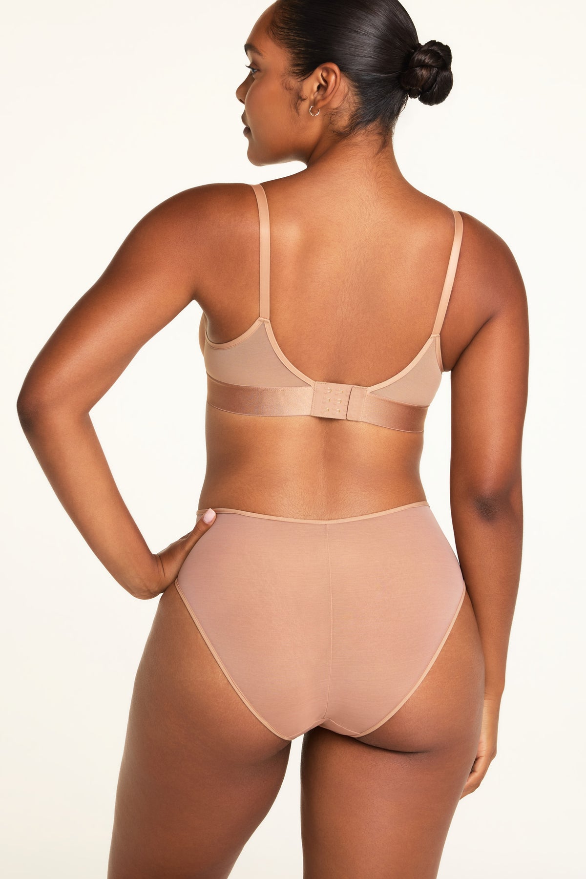 Side on-model view of the ComfortMesh™ Highwaist Brief in Taupe paired with the ComfortMesh™ Plunge Bra in Taupe.
