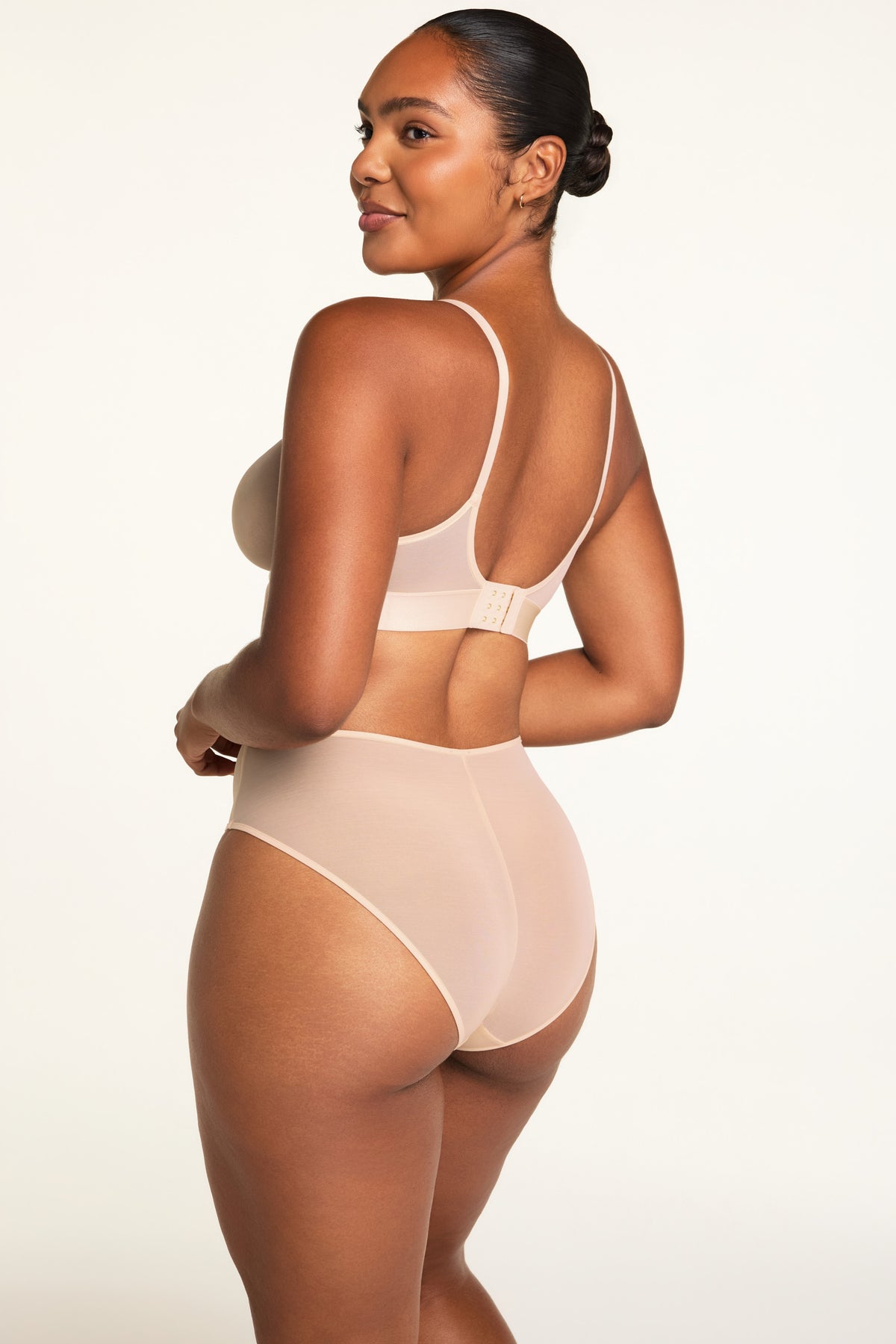Back on-model view of the ComfortMesh™ Highwaist Brief in Pearl paired with the ComfortMesh™ Plunge Bra in Pearl.