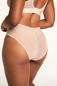 Close-up detail of the ComfortMesh™ Highwaist Brief in Pearl paired with the ComfortMesh™ Plunge Bra in Pearl.