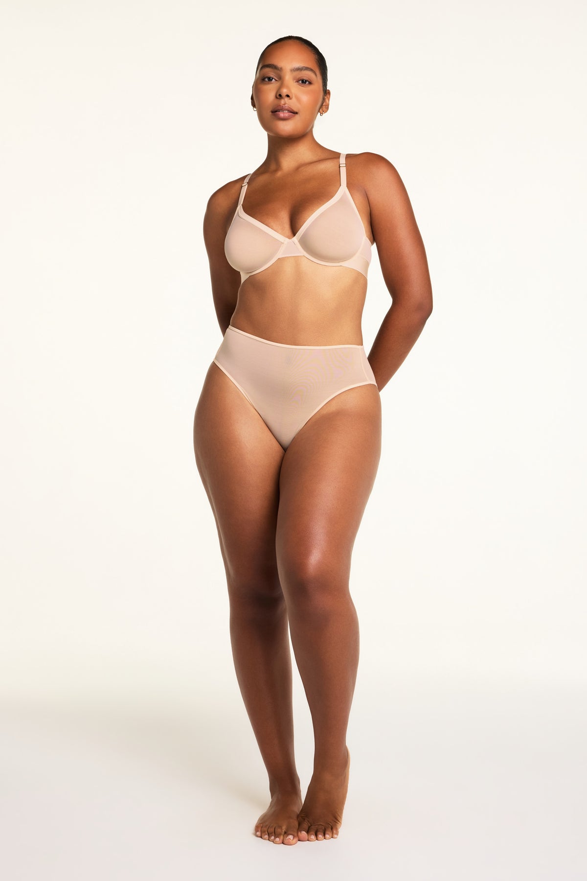 Additional on-model view of the ComfortMesh™ Highwaist Brief in Pearl paired with the ComfortMesh™ Plunge Bra in Pearl.