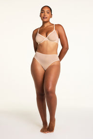 Additional on-model view of the ComfortMesh™ Highwaist Brief in Pearl paired with the ComfortMesh™ Plunge Bra in Pearl.