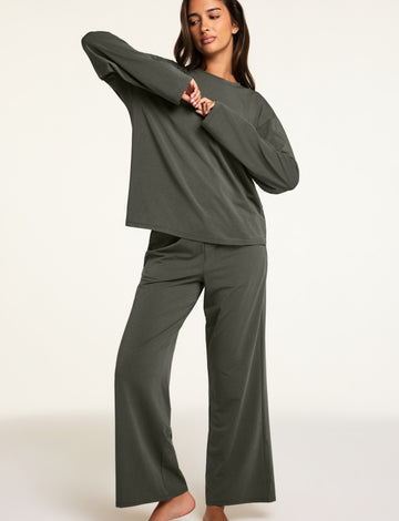Additional on-model view of the Cloud Cotton Long Sleeve T-Shirt in Olive paired with the Cloud Cotton Pant in Olive.