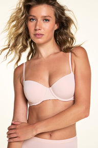 On a light neutral backdrop, Alexis wears the Base Balconette Bra in Rose with matching high-rise underwear. The image highlights the balconette neckline, molded underwire cups, adjustable straps, and smooth finish.
sizing: Alexis wear size 34B