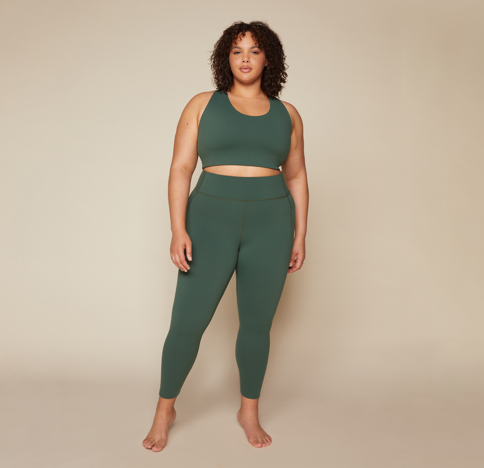 Flex high rise compressive legging with pockets in Ivy sizing: Ionna wears size 2XL