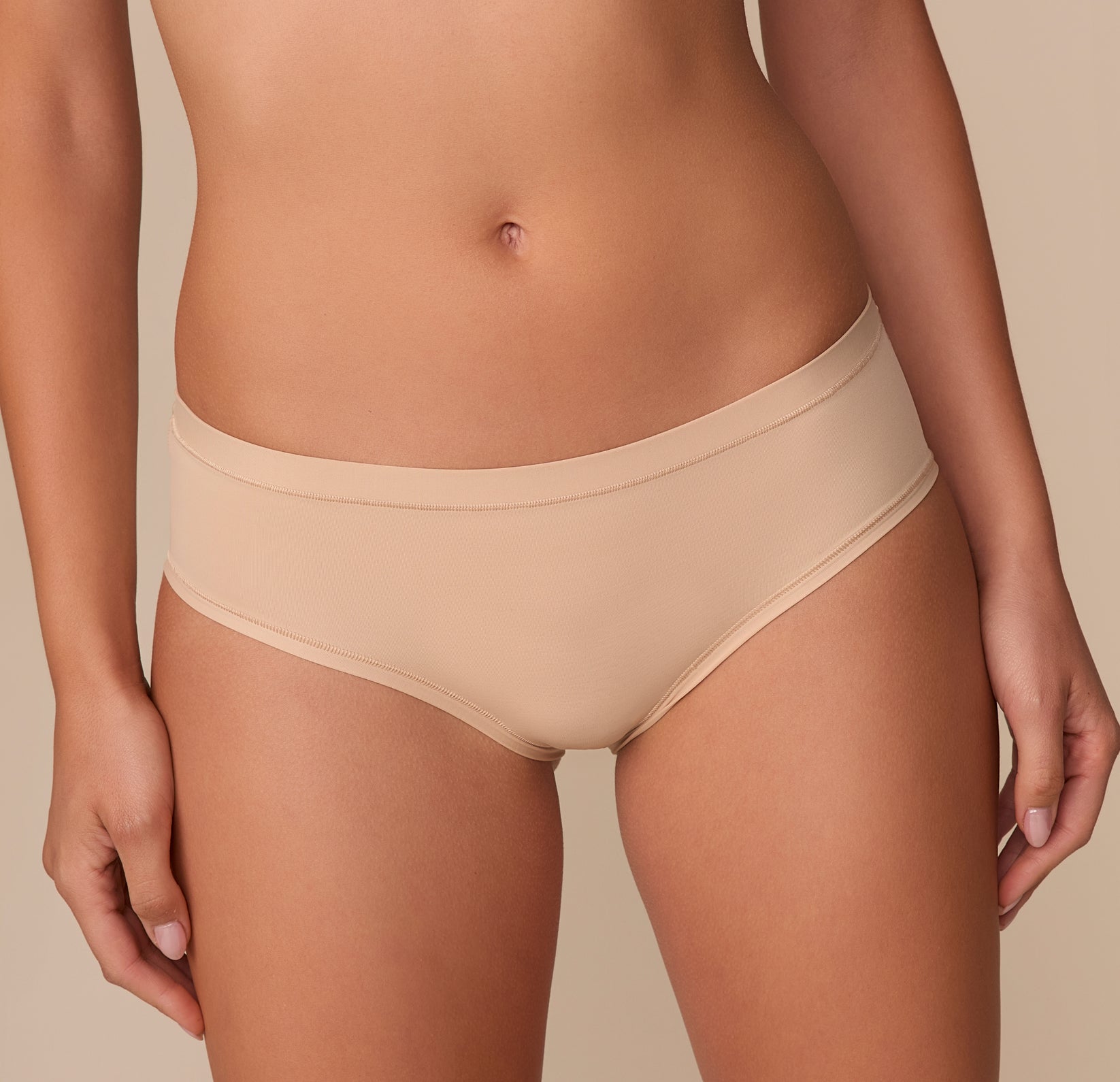 Close-up of the Bliss Hiphugger waistband on Alexis, illustrating fabric texture and comfort.