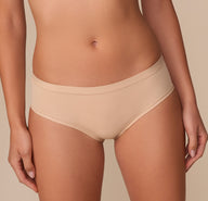 Close-up of the Bliss Hiphugger waistband on Alexis, illustrating fabric texture and comfort.
