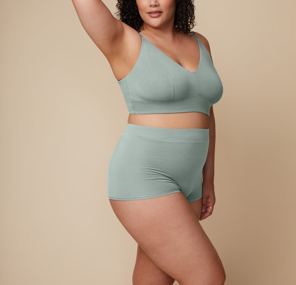 Bianca poses at a three quarter view, emphasizing the mid-rise fit and tailored seams, ensuring a comfortable, body-hugging silhouette.