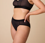 Side profile close-up of the ComfortMesh™ Highwaist Brief in Black. The high leg opening and soft, elastic waistband create a smooth and sculpted look.