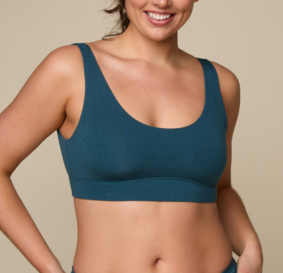 Woman wearing the Cloud Cotton Scoop in the color Indigo