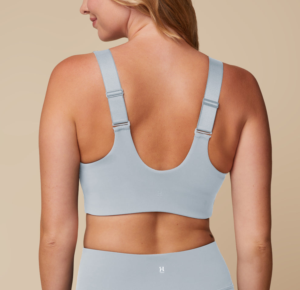 Megan in the Flex Convertible Sports Bra and Flex High Rise Legging in Thistle, turned to showcase the convertible back straps.
