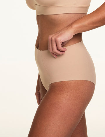 Against a neutral backdrop, Sonnie wears the No Show Highwaist Brief in Beige, highlighting the lightweight microfiber fabric and smooth no-show finish.
