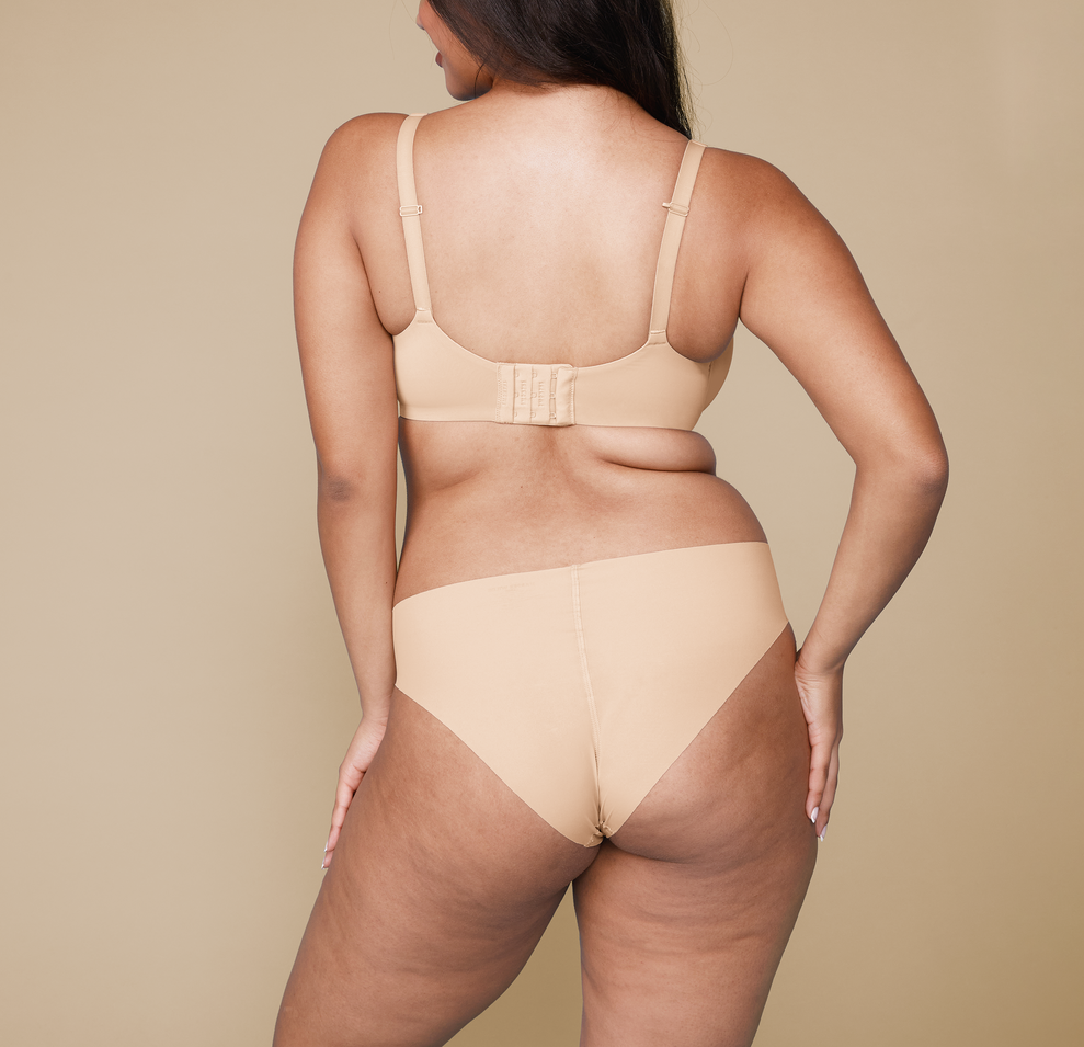 Woman wearing the No-Show Bikini in the color Beige