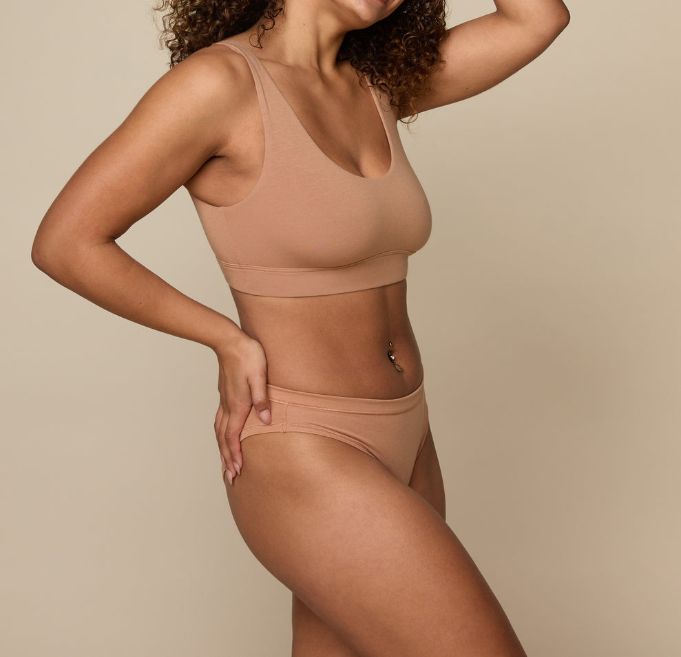 Woman wearing the Cloud Cotton Bikini underwear in the color Dune