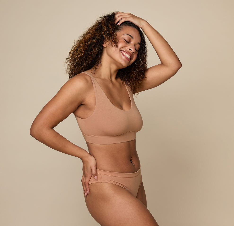 Woman wearing the Cloud Cotton Scoop in the color Dune