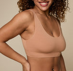 Woman wearing the Cloud Cotton Scoop in the color Dune