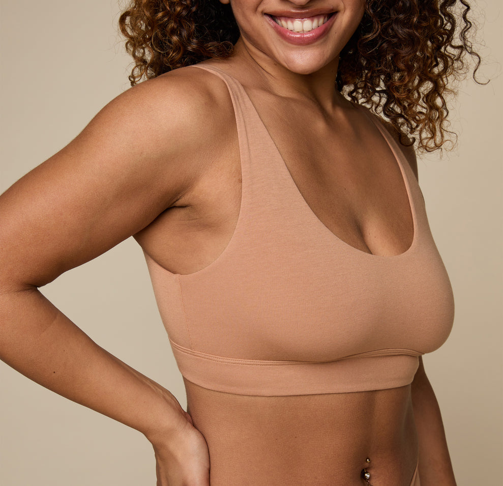 Woman wearing the Cloud Cotton Scoop in the color Dune