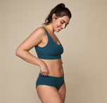 Woman wearing the Cloud Cotton Scoop in the color Indigo