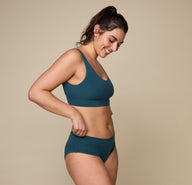 Woman wearing the Cloud Cotton Scoop in the color Indigo