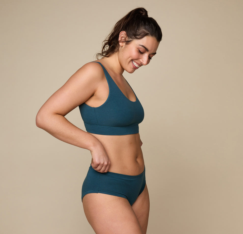 Woman wearing the Cloud Cotton Scoop in the color Indigo