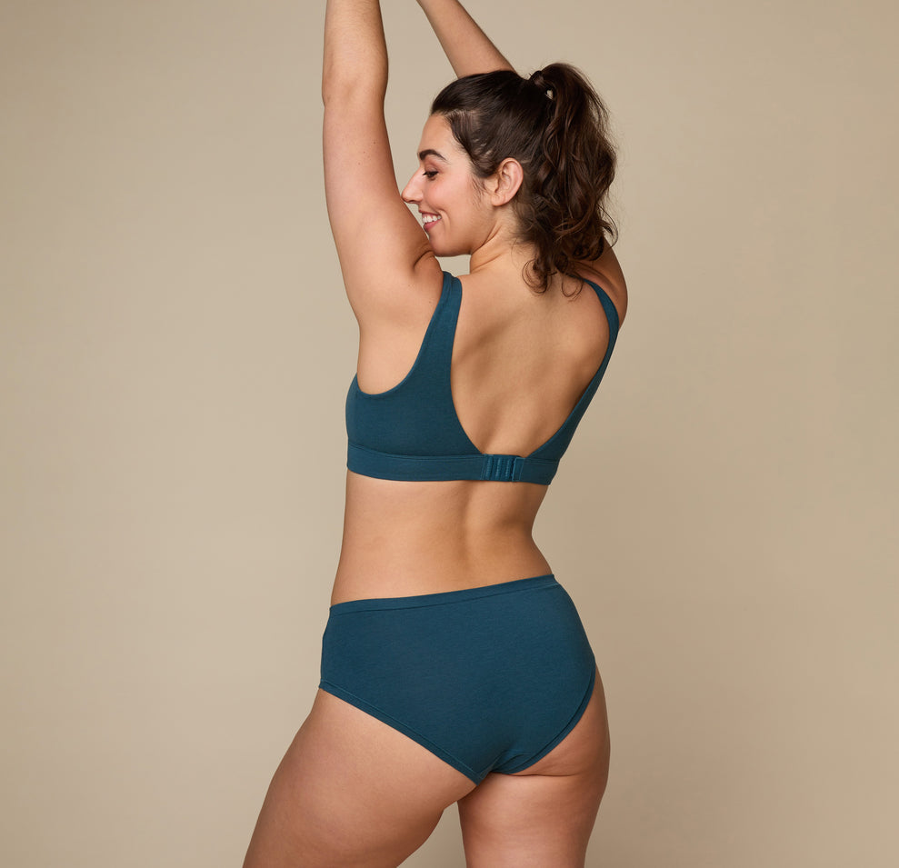 Woman wearing the Cloud Cotton Scoop in the color Indigo