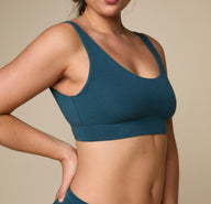 Woman wearing the Cloud Cotton Scoop in the color Indigo