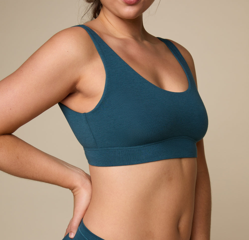 Woman wearing the Cloud Cotton Scoop in the color Indigo