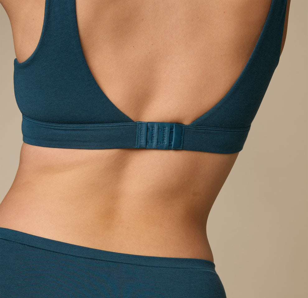 Woman wearing the Cloud Cotton Scoop in the color Indigo